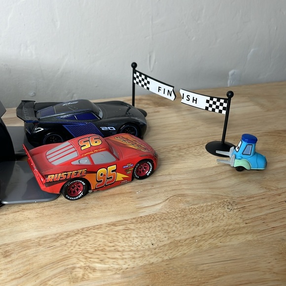 Disney Store Cars 3 Pit Crew Launcher Set Lightning McQueen Jackson Storm Race - Picture 9 of 16